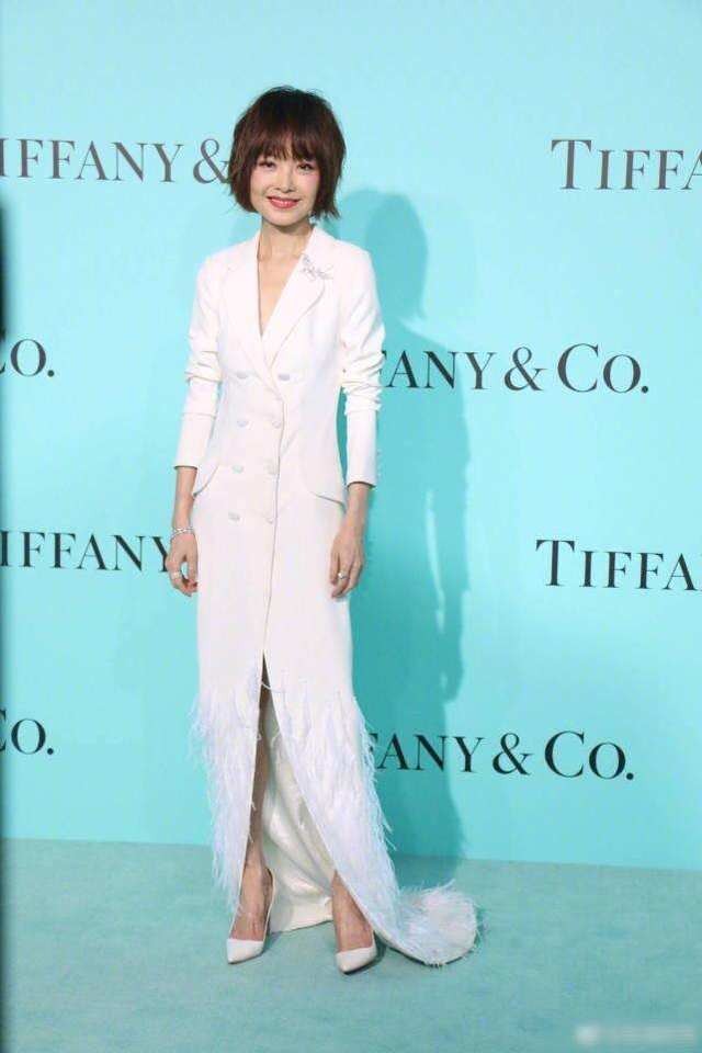 美人哒|鲁豫这纸片身材随便穿穿就很时尚，卡通T恤都能穿出高级感，服了