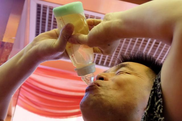 歪妈亲子故事|“扔了也是浪费”，多出来的母乳能给孩子爸喝吗？如此节约没谁了