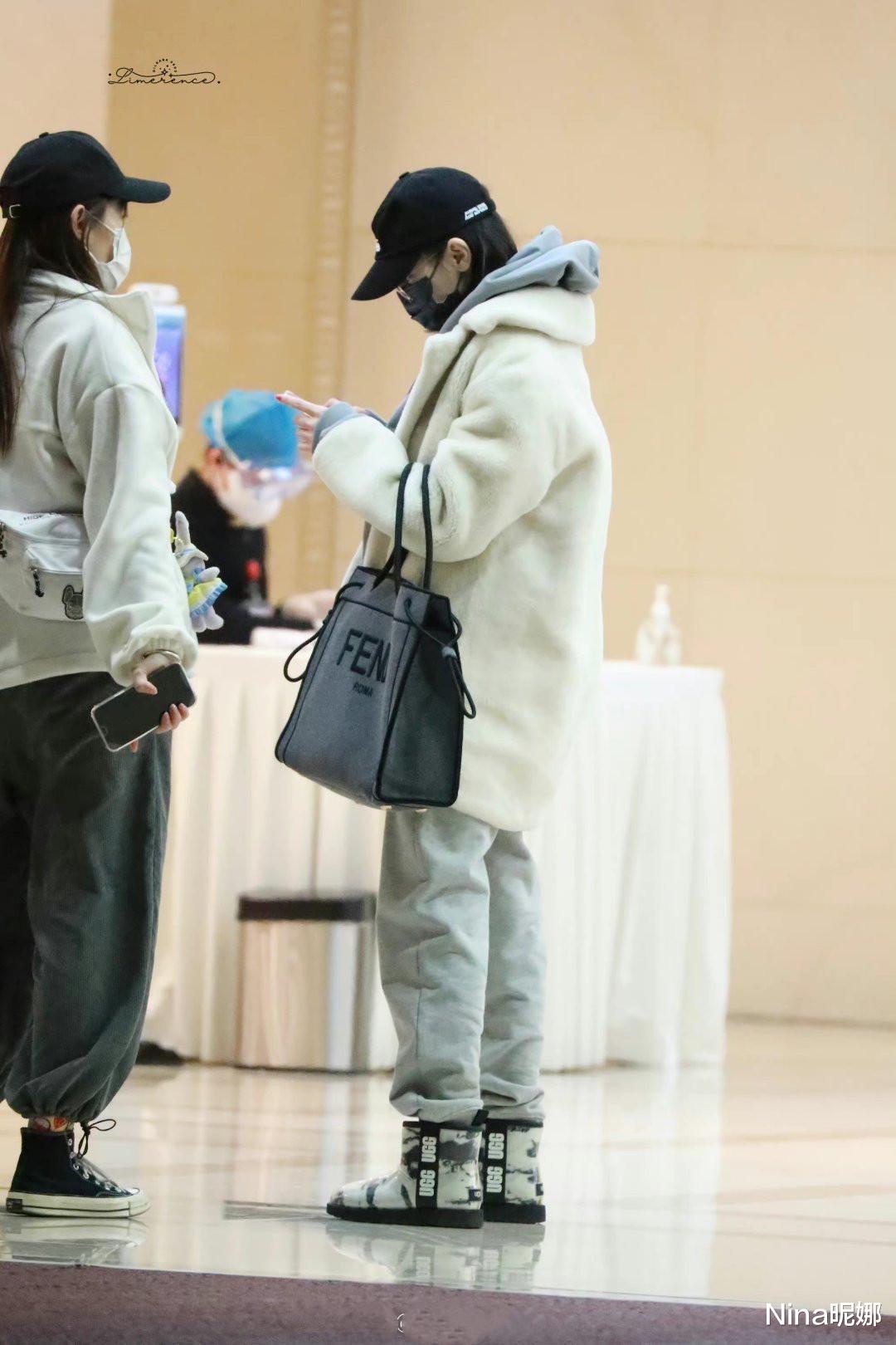 迪丽热巴|女明星也怕冷！迪丽热巴穿羊羔毛卫衣配雪地靴赶机，这2万花的值