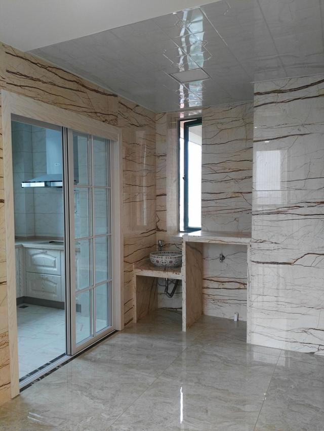 朋友130平新房装修光贴瓷砖就花了10万，人工费3万，大家看值吗？