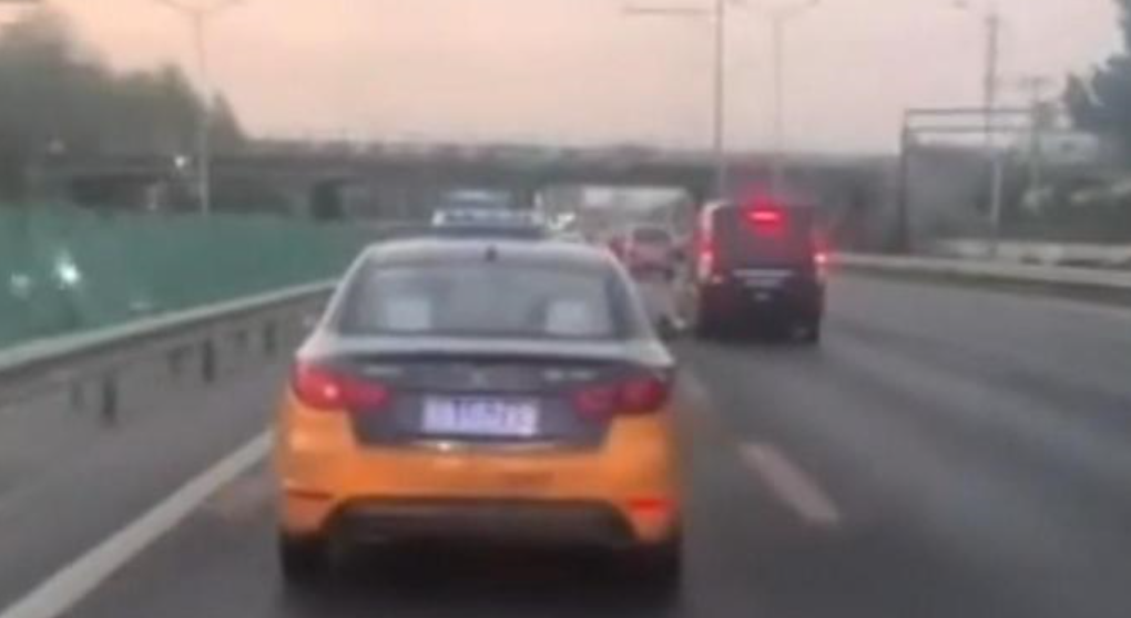 评理三分钟 北京一出租车故意阻挡救护车，前方司机已让行，的哥仍无动于衷