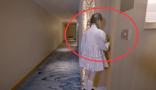 杨超越|杨超越闯入侯明昊房间，看到地上扔的白色东西，男粉瞬间心照不宣