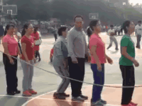 24小时的爱|小姐姐的连体裤修身得体,不知去厕所方便吗?刷新我的世界观!