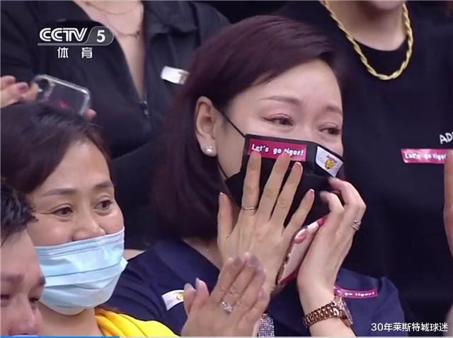 胡明轩|漂亮阿姨又来了！胡明轩妈妈梨花带雨太动人，成CBA最热大美人