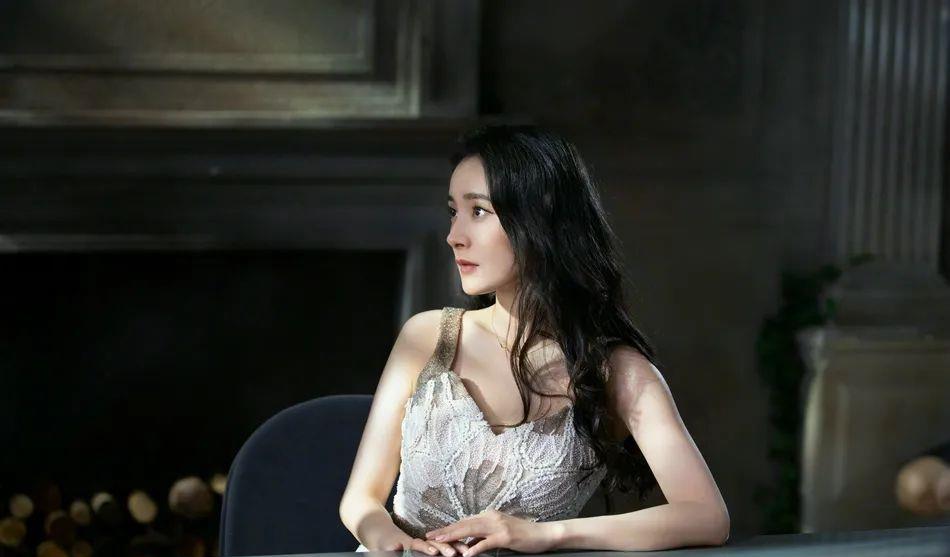 斛珠夫人|杨幂穿着深V礼服裙大秀香肩！雪肤玉貌太性感美艳