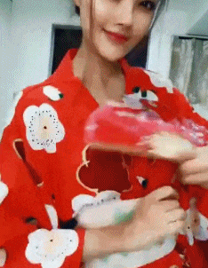 女孩 “把中国14亿人拉一个群聊，你第一句会发什么？”哈哈哈哈评论绝了！