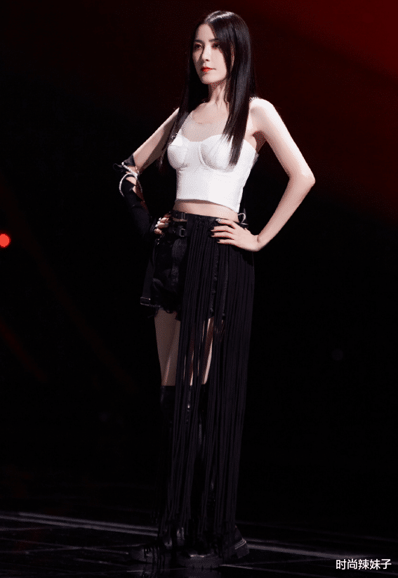 曾黎|曾黎的腰能有多细？当她“内衣外穿”后：这身材太A了