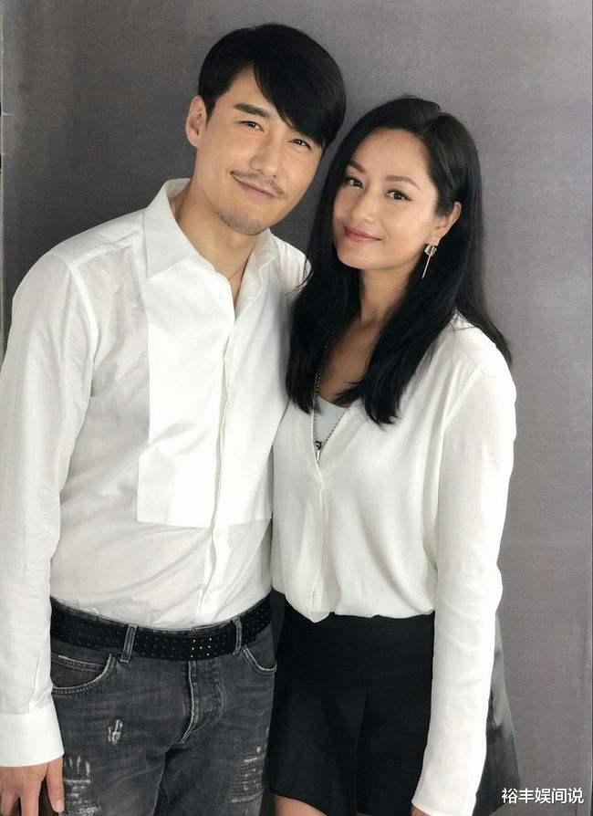 胡兵|胡兵携哥哥为妈妈庆80岁大寿，兄弟俩唱生日歌，妈妈眼中满是骄傲