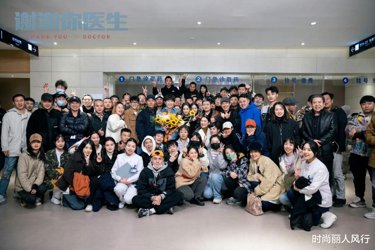 时尚丽人风行 杨幂新剧终于杀青!拍了两年损失太大,她穿休闲装拍合照好开心