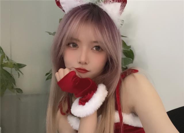 秦岚|三位女主持节日打扮，看到小钰新造型rookie吃醋撒娇：我只有暗夜