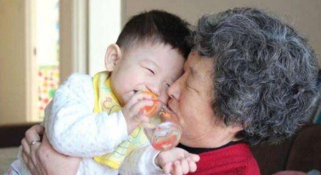 小雪妈妈育儿|有种饿叫“奶奶觉得你饿”,女儿老家生活3个月,妈妈险些认不出