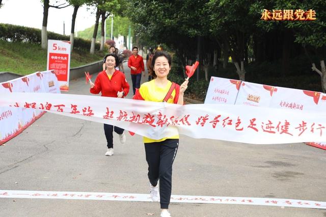 长江日报 355名党员组成巨幅“100”图案,庆祝建党百年