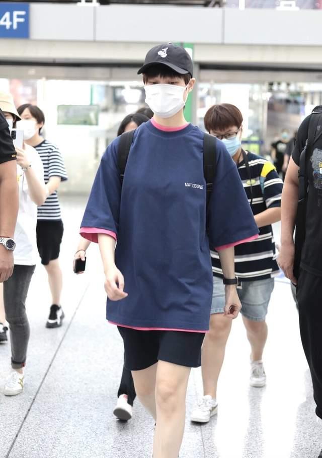 甄嬛传|李宇春走机场超有范，穿藏蓝色T恤配黑色短裤，真像个“帅小伙”