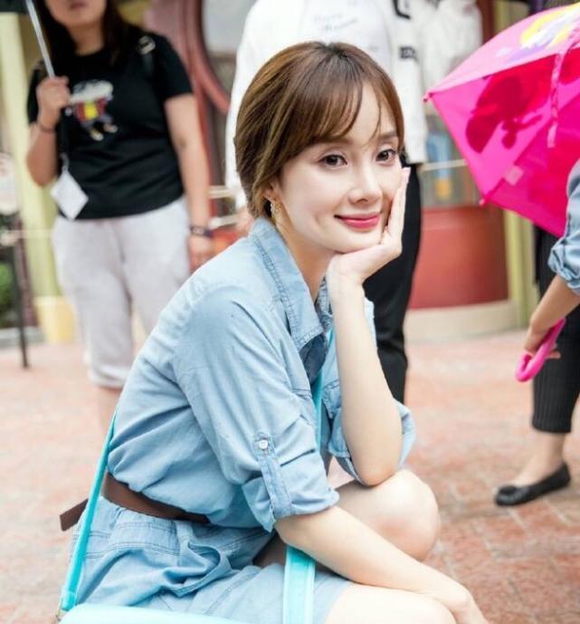 李小璐|40岁李小璐素颜出镜，双眼皮太假脸又绷显老，网友直呼认不出