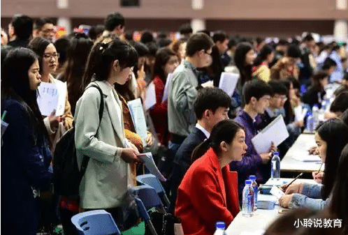 求职|985学生就业屡屡碰壁，直言现在流的泪，都是选专业时脑子进的水