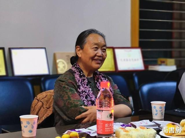 南書房 甘肃一67岁女富豪，身家120亿却很低调，平时穿得像“农村大妈”