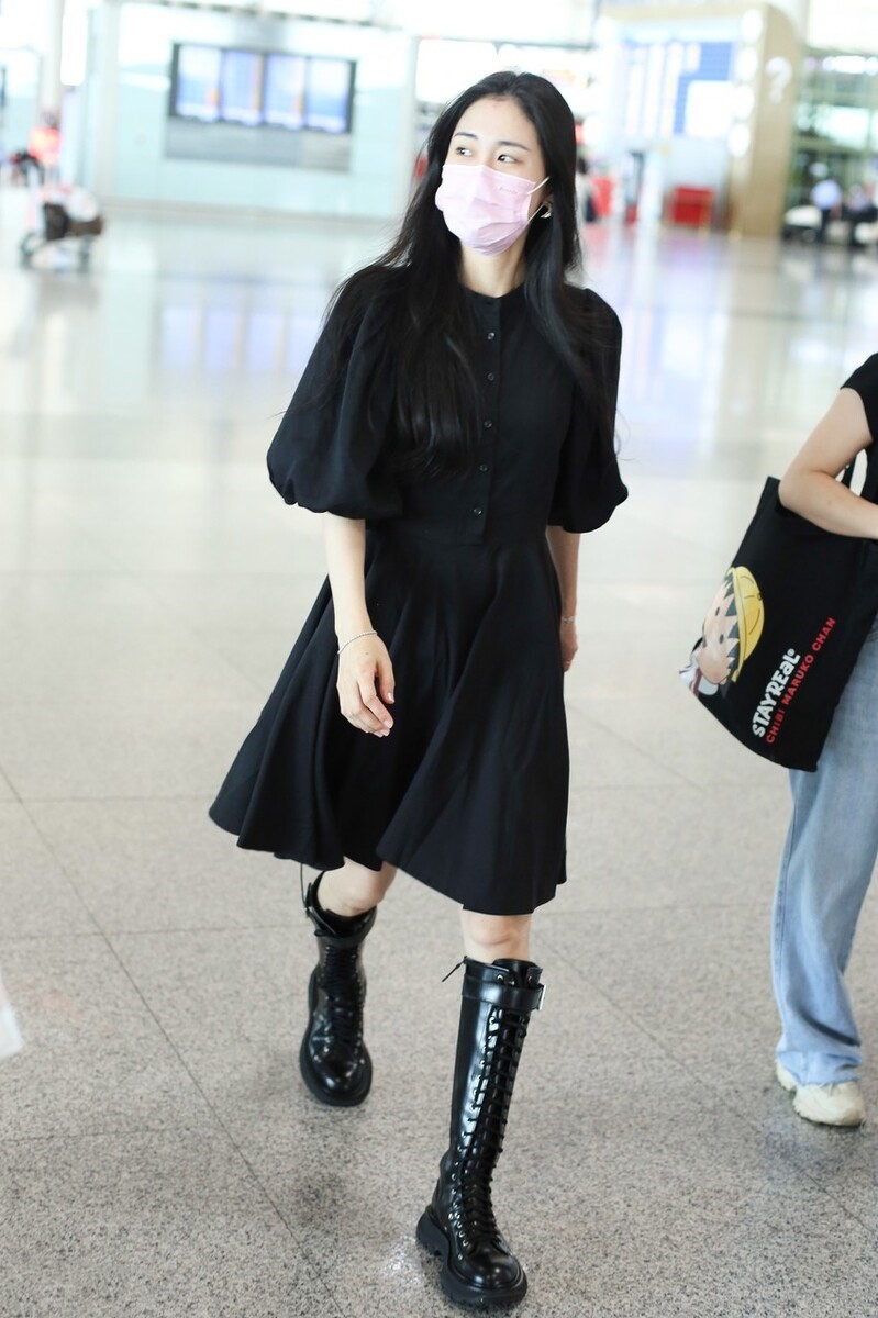 八只爪的猫|张碧晨生娃后咋恢复的?穿小黑裙蛮腰抢镜,这么紧的靴子也能塞进