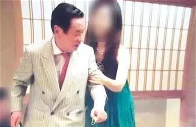 日本|77岁日本富豪家中暴毙，22岁妻子在葬礼上谈笑风生，3年后被捕