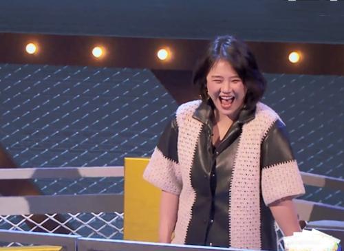 马思纯|马思纯消失一年“模样大变”，穿西装扣子崩开，胳膊粗壮像大象腿