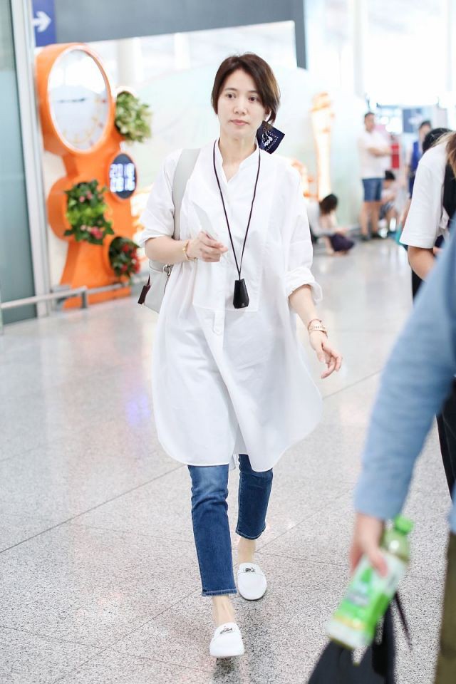 穿衣搭配|袁咏仪天然脸果然自信，穿着朴素还敢全素颜，简单随性却很高级