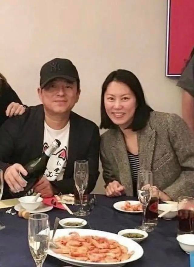 吕方|吕方，跟郑裕玲16年没能结婚，3娃女友自杀后，56岁娶粉丝做爸爸