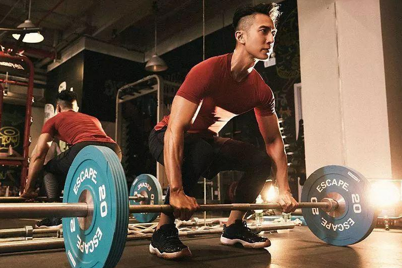 蔷薇妈妈育儿记|“最嫩爸爸”火了，带娃出门被误认成是哥哥，网友直呼：未成年