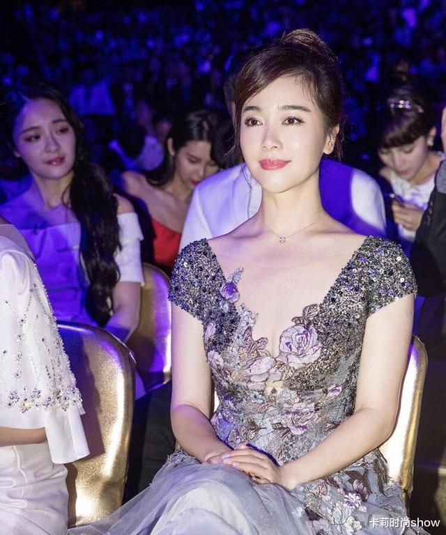 卡莉时尚show|左小青穿刺绣裙气质高贵，皮肤白皙细腻像少女，完全看不出有44岁