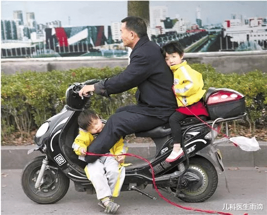 儿科医生雨滴|揪心又危险！男童睡着后被拦腰捆电动车后座，网友：生活不易