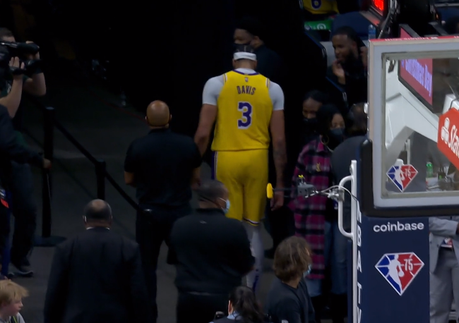 湖人隊|濃眉摔倒一幕曝光！湖人官宣膝蓋受傷提前退賽，醫(yī)學專家擔憂韌帶扭傷