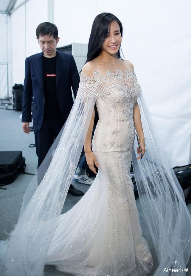 Ainee小屋|母其弥雅的身材好精妙，穿纱裙特意把腰间设计成透视，看着挺个性