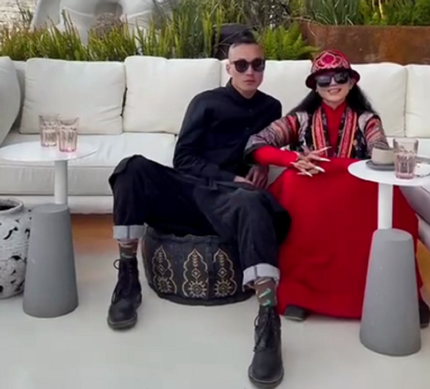 杨丽萍|62岁杨丽萍背竹筐坐豪车，脚上踩一双增高鞋，超长指甲不方便开门！