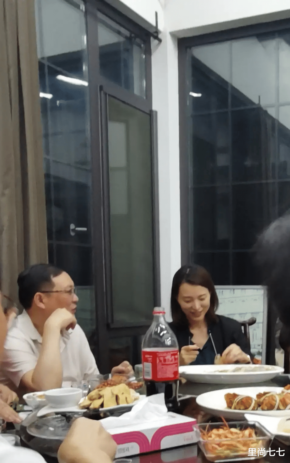 穿衣搭配|董卿现身开会,罕见弯腰驼背乱蓬蓬头发抢镜,坐头排头也不梳头