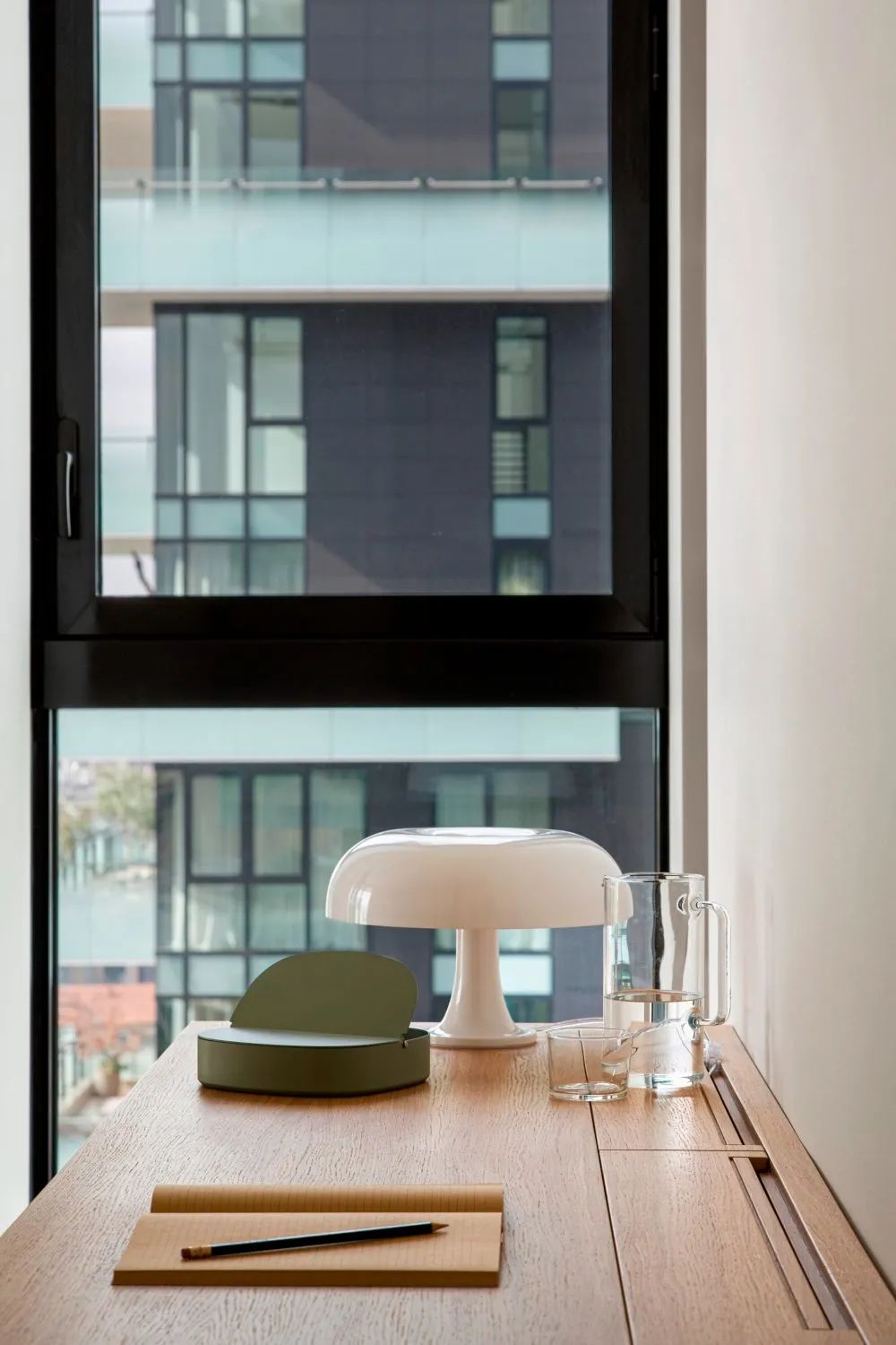 大阳台落地窗，270度俯瞰城市天际线，这套130平公寓太爽了