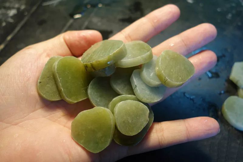 翡翠|捡漏到一块不起眼的翡翠原石，竟切一堆黄翡弥勒佛，心里美滋滋的！