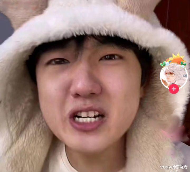 寸头|“吃个桃桃”风小逸剪寸头，换上军训服，终于像个正常男生了