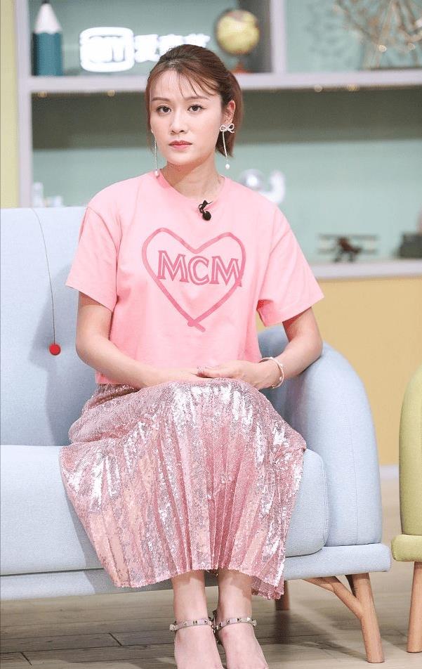 亲爱的爸妈|叶一茜真给田亮长脸！粉色T恤配粉色百褶裙扮嫩成功，少女感满满