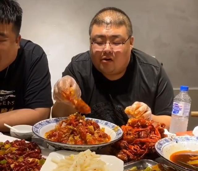 |继泡泡龙后，又有两位美食主播成了担心对象，网友：别挣钱不要命