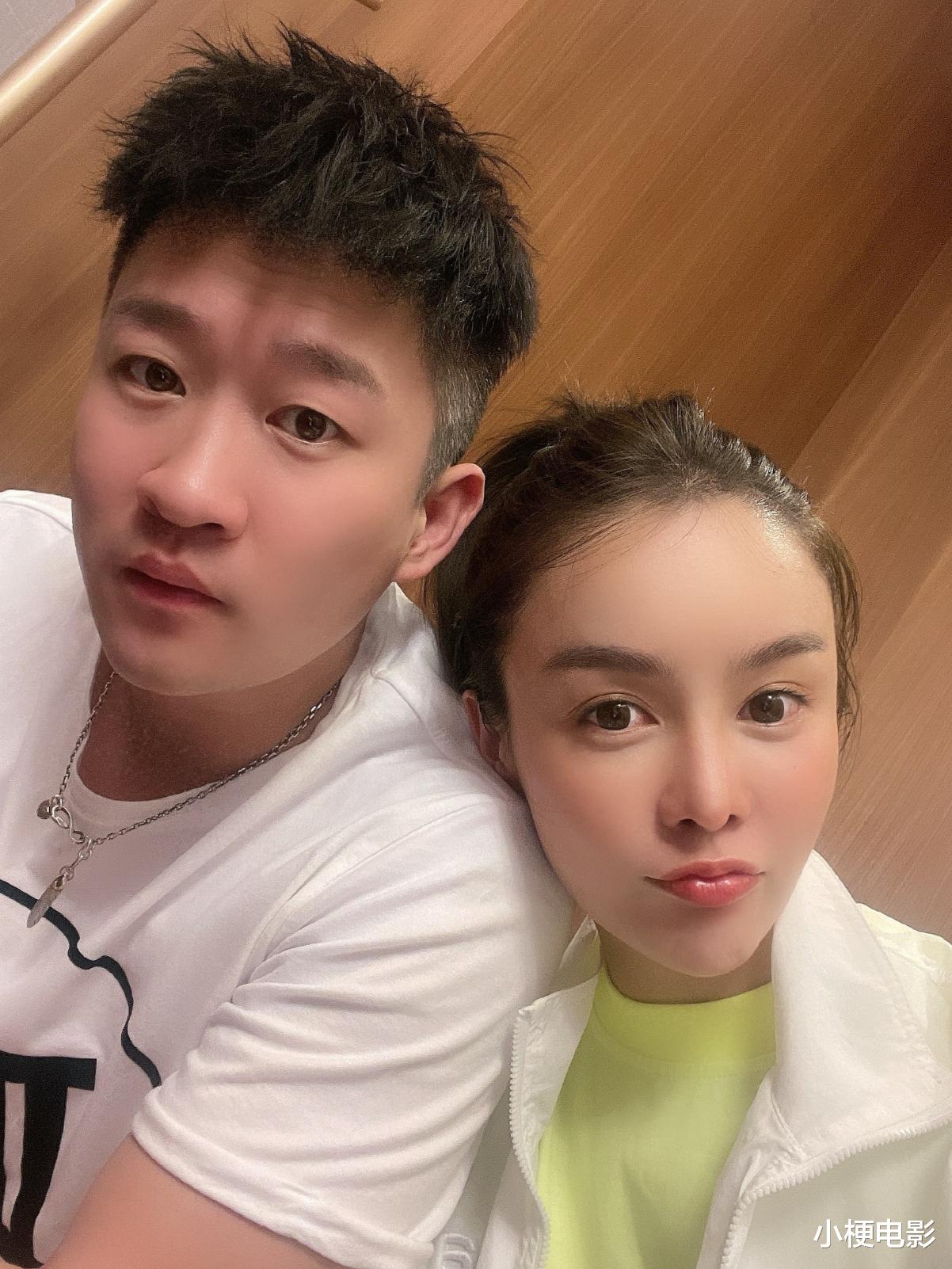 曹云金|35岁曹云金官宣恋情：与34岁女友相偎相依，女方颜值堪称一绝