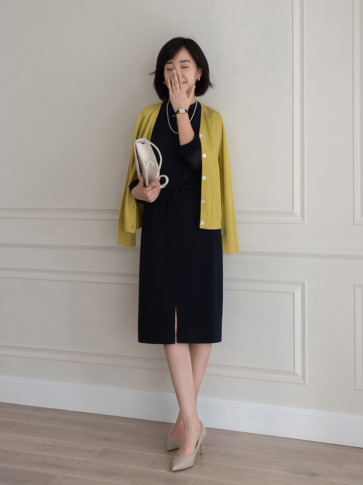 何有强|30+女性这样穿更有魅力！“针织开衫+牛仔裤”，复古优雅又减龄