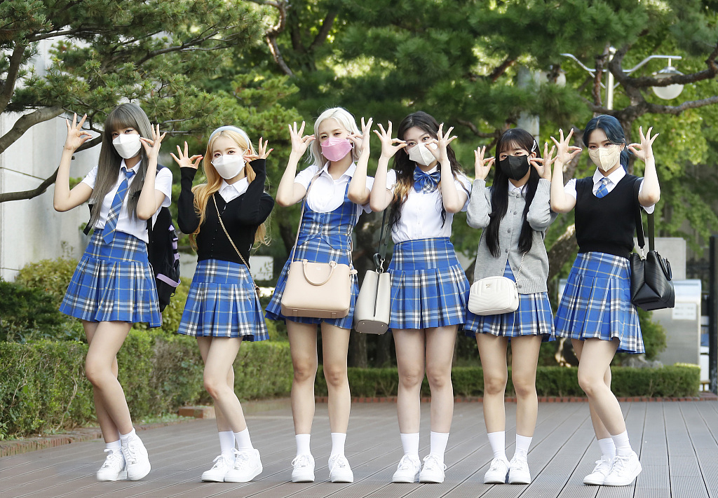 时尚不打羊|初秋换季百褶裙必不可少,这样穿轻盈又优雅,简单穿出秋日风情!