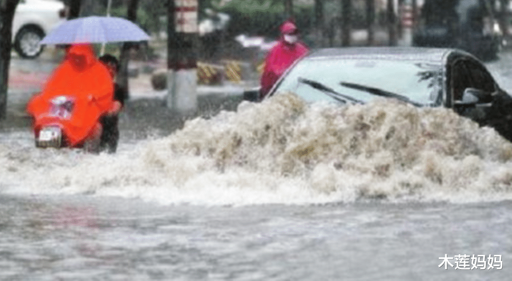 木莲妈妈|妈妈因暴雨被困，回家后桌子上摆满“锅碗瓢盆”，笑着笑着便哭了