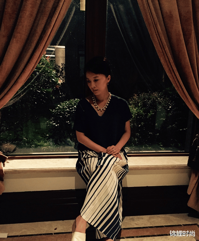 锦鲤时尚|46岁的“可云”过得优雅随性,素色裙也能穿出高贵感,年龄藏得深