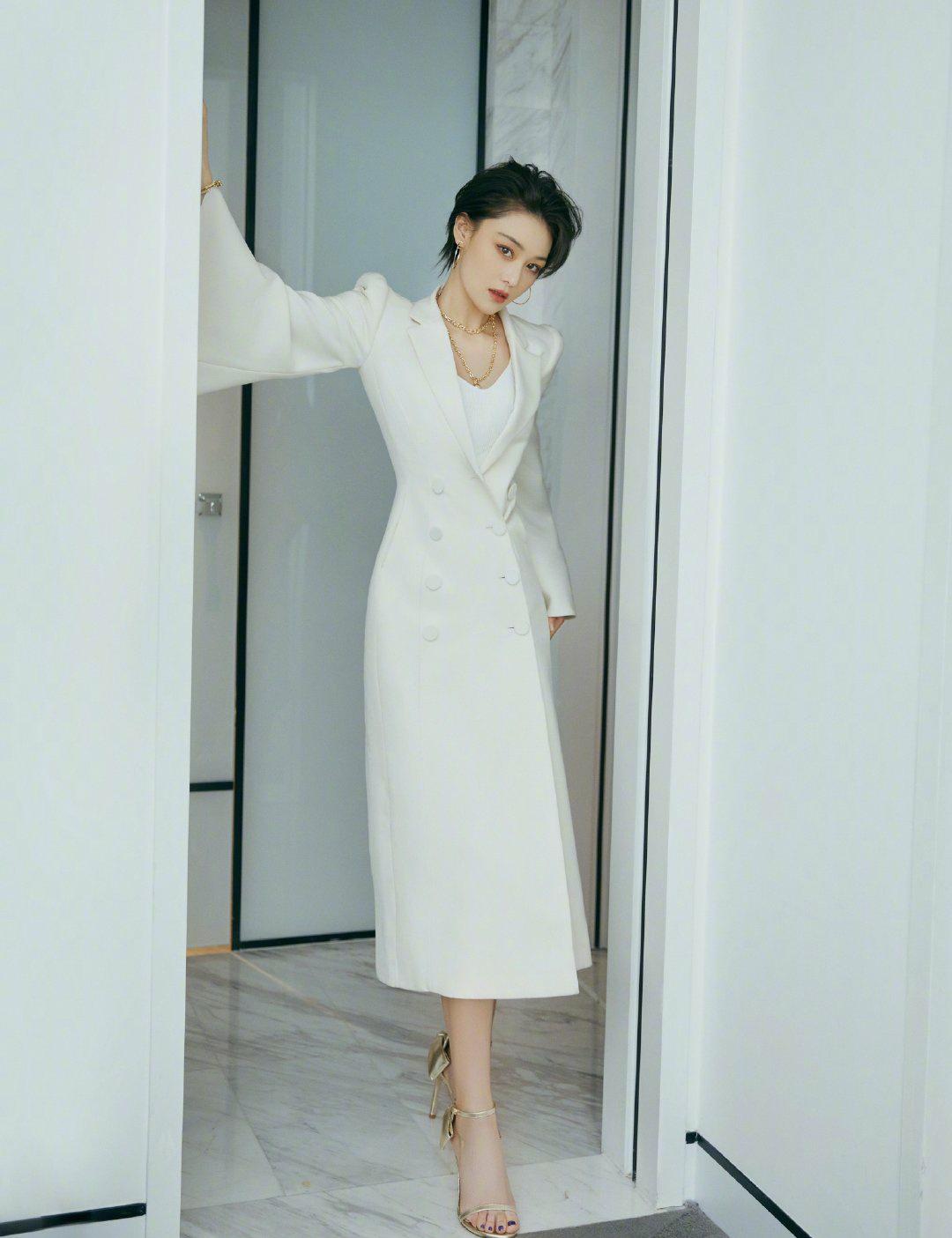 张馨予|张馨予晒出靓照，穿白色瘦腰大衣配短发隔空示爱老公，又美又飒