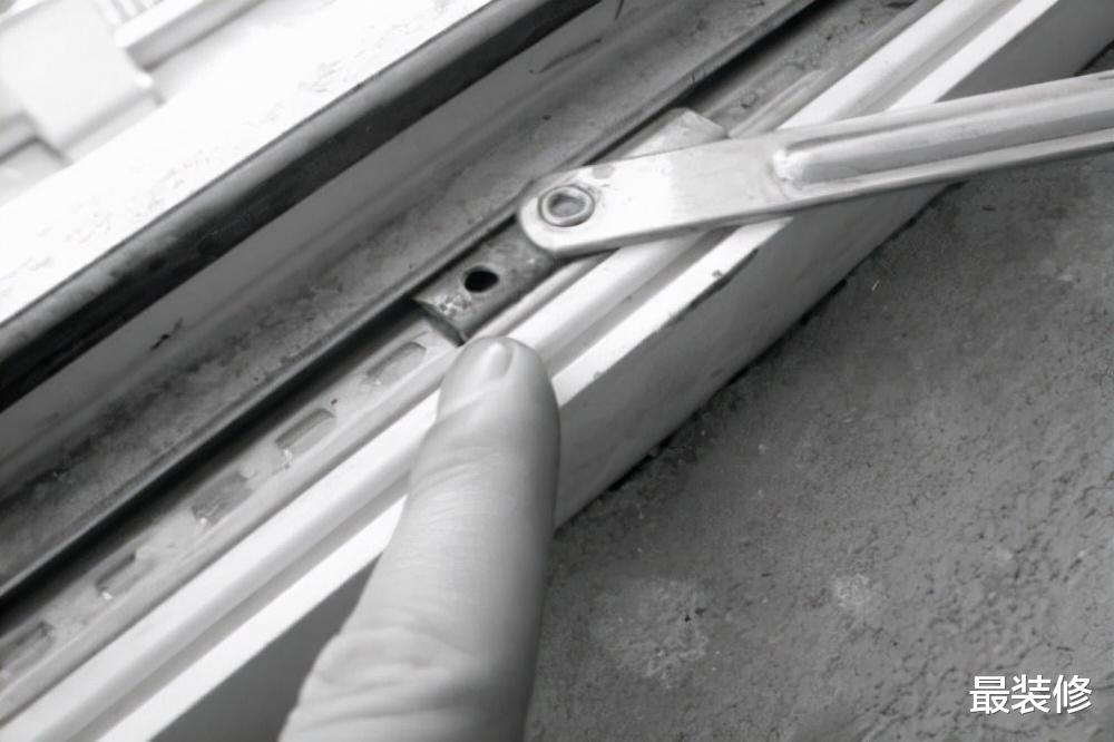 冬天窗户呼呼灌冷风，学会这几招，省钱保暖还实用！