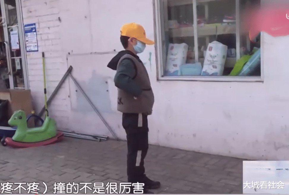 大城看社会 孩子横穿马路被撞，司机询问伤势后离开，妈妈气愤：要道歉