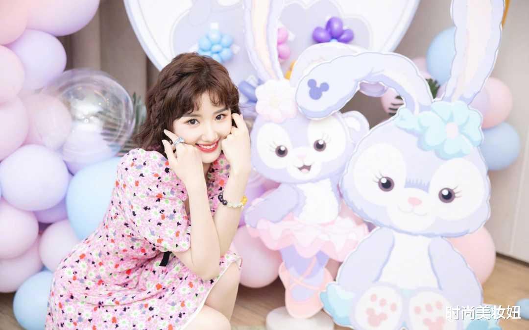 酸奶|33岁毛晓彤太“招摇”，穿深V碎花连衣裙过生日，这身材太绝了