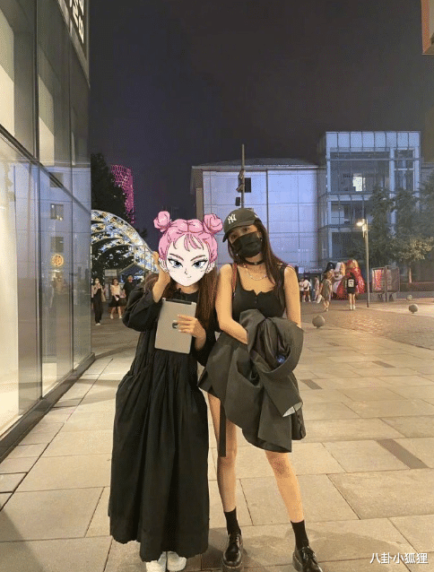 谭松韵|杨幂晒九宫格自拍，穿超短裤大秀细长美腿，自曝演唱会开始彩排了