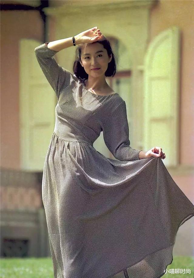 小喵聊时尚|66岁林青霞老得坦荡，不爱浓妆、也不爱高跟鞋，骨子里散发着优雅