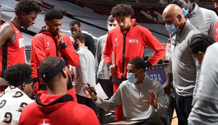 小智时尚 有点迷茫！火箭步湖人沃顿时期老路？战绩不行新人培养也不行