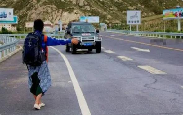 川藏公路 在川藏线上有女旅游客举牌子，写着“求RB”，老司机：全是套路！